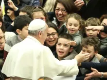 Imagem ilustrativa. Papa Francisco abençoa crianças no Vaticano.