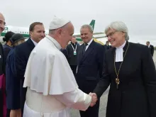 Papa Francisco saúda a bispa luterana Antje Jackelén no aeroporto de Malmö, na Suécia.