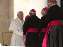 Papa Francisco saudando um grupo de bispos.