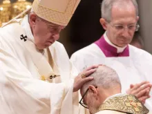 Papa Francisco ordena bispo Michael Czerny.