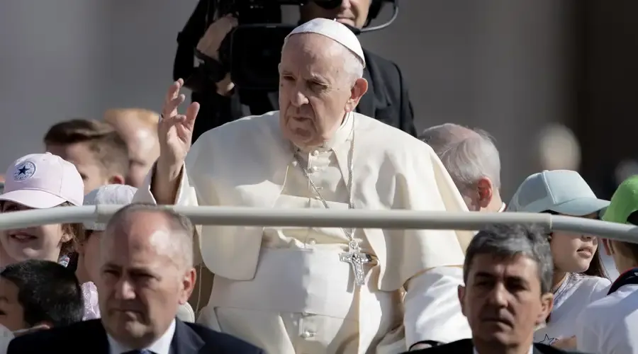 Papa Francisco pede para ter cuidado com a vaidade, as superstições e as bruxarias