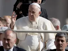 Papa Francisco no papamóvel durante a Audiência Geral.