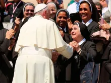 Papa Francisco com religiosas no Vaticano.