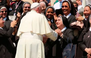 Papa Francisco saúda grupo de religiosos na Praça de São Pedro