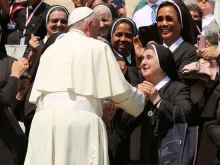 Papa Francisco com um grupo de religiosas. Crédito: Daniel Ibáñez