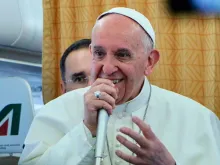 O Papa Francisco na coletiva de imprensa no avião em que voltou do Egito a Roma.