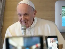 Papa Francisco em uma coletiva de imprensa no avião