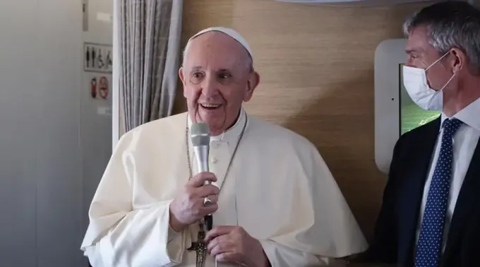 PapaFrancisco_ruedaprensa_avion_08032021_ColmFlynn_ACIPrensa.jpg ?? 