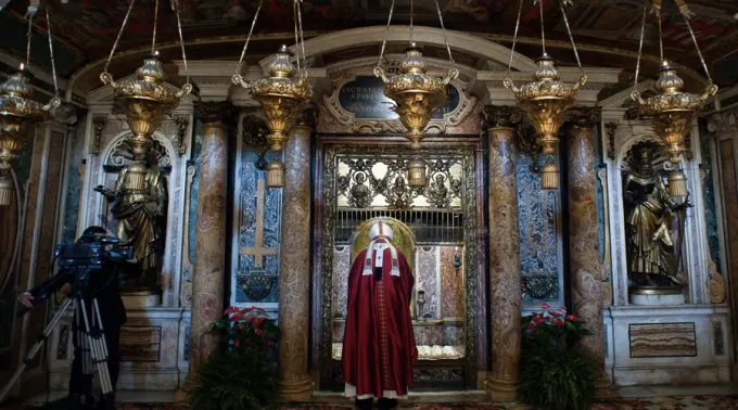 PapaFrancisco_tumbaSanPedro_Vaticano_29junio2020_VaticanMedia.jpg ?? 