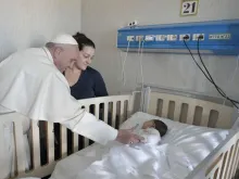 Imagem referencial. Papa Francisco em visita ao hospital Bambino Gesù em 2018.