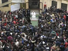 Papa Francisco com jovens estudantes em Roma.