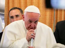 Papa Francisco na coletiva de imprensa no voo do Egito a Roma.