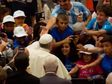 Papa rodeado por peregrinos durante a Audiência Geral.