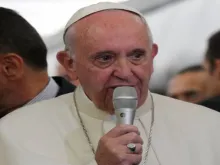 Papa Francisco no avião que o levou a Roma.
