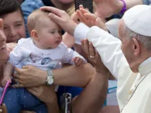 Papa Francisco abençoando um bebê.