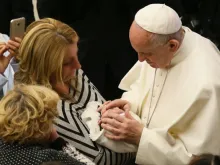 Papa Francisco abençoando um bebê na Sala Paulo VI.