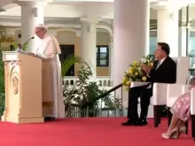 Papa Francisco acompanhado pelo presidente do Panamá Juan Carlos Varela –