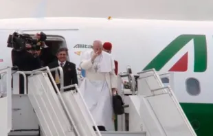 Papa Francisco se despede da Suécia antes de ingressar no avião em que volta para Roma