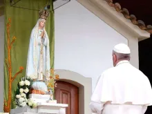Papa Francisco rezando em Fátima em maio deste ano.