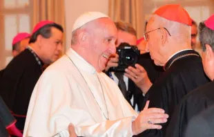 Papa Francisco saúda o Cardeal colombiano Darío Castrillón Hoyos