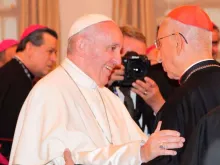 Papa Francisco saúda o Cardeal colombiano Darío Castrillón Hoyos