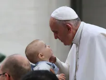 Papa Francisco saúda um menino no Vaticano.