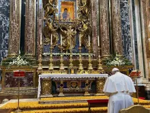 Papa Francisco reza em Santa Maria Maior