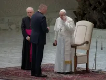 O papa fala ao telefone no final de sua audiência gereal de hoje