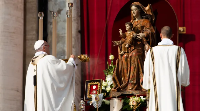 PapaFranciscousareliquiasemCanonizacao_DanielIbanezACIPrensa.jpg ?? 