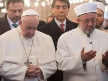 Papa Francisco na Mesquita Azul durante sua viagem à Turquia.