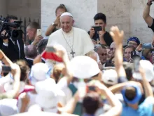 Papa Francisco em um encontro com os jovens na Praça de São Pedro.