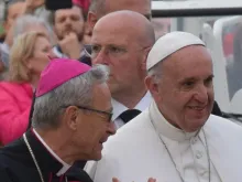 Papa Francisco acompanhado de um bispo.