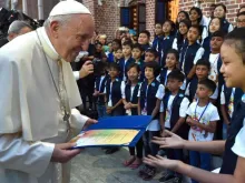 Papa recebe um presente das crianças em Mianmar.