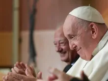 O papa Francisco participou de um encontro com os jovens de Scholas ontem (25) no Auditório Augustinianum.