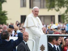 Papa Francisco no papamóvel durante uma de suas viagens.