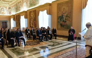 Papa Francisco recebe a Fundação Galileu no Vaticano.