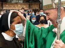 Papa Francisco cumprimenta a irmã Gloria Narváez no Vaticano