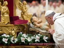 Papa Francisco beija o Menino Jesus na Missa de Natal de 2013.