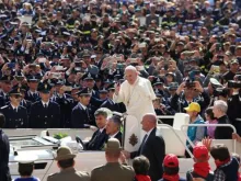 Papa saúda militares e policias presentes.