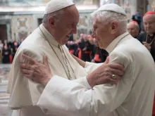 Papa Francisco e Bento XVI se saúdam.
