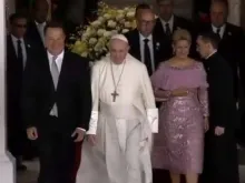 Papa Francisco com o presidente do Panamá e a primeira dama.