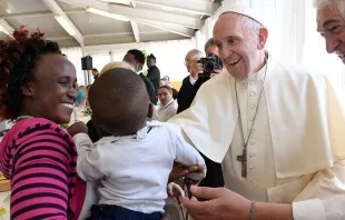 Papa cumprimenta a família migrante durante o almoço em Gênova.