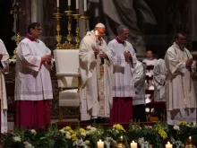 Papa celebra a Missa.