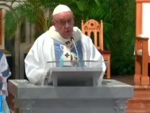 Papa Francisco na Missa de consagração do altar da Catedral Basílica de Santa Maria la Antigua, no Panamá. Captura Youtube.