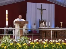 Papa pronuncia a homilia na Missa.
