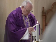 Papa Francisco durante a Missa na Casa Santa Marta.