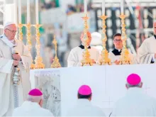 Papa durante a Missa em Molfetta.