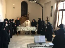 O papa visita uma comunidade monástica de clarissas na Itália 
