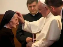  A religiosa albanesa e o Papa Francisco (Captura de tela CTV)