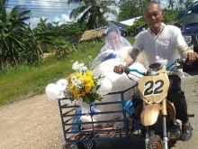 Carlos Pongasi levando sua filha Felma em uma moto 